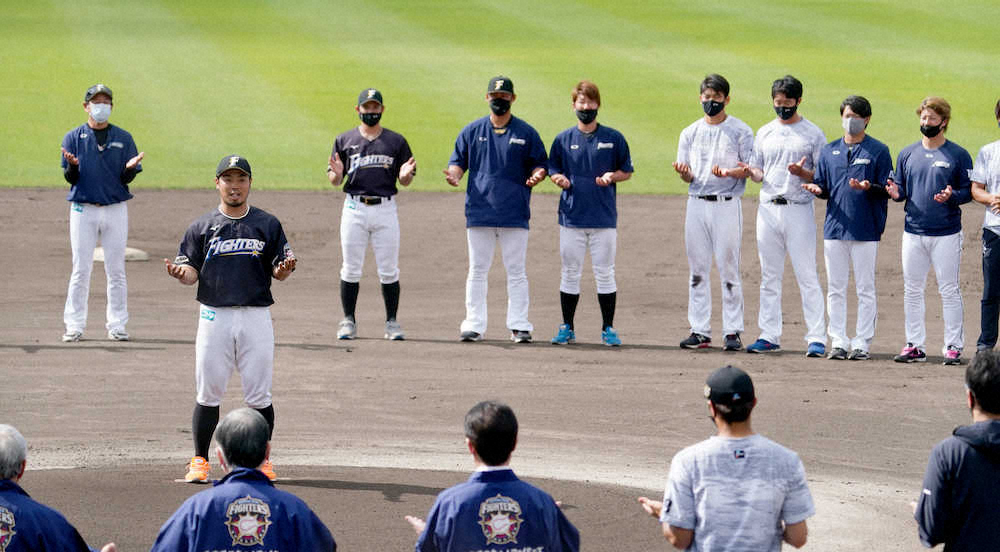 日本ハムが名護キャンプ打ち上げ　選手会長・近藤あいさつ「コロナ禍収束と日本一を祈念」