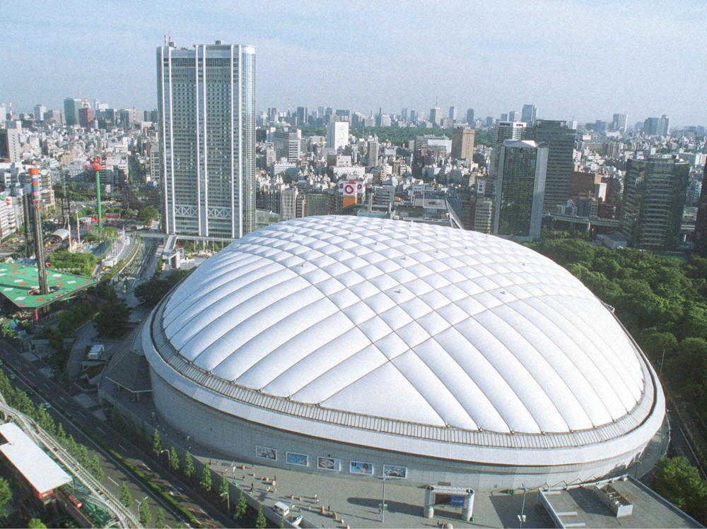 原監督の提案した外国人選手「合同合宿」プランでは、隔離期間は東京ドームホテル（左上）に宿泊し、東京ドーム（手前）を練習場所として提供する