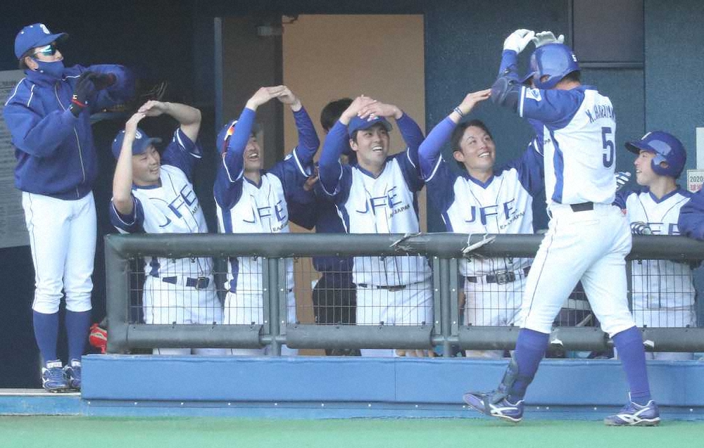 ＜JFE東日本・Honda鈴鹿＞5回1死、2打席連続となるソロ本塁打を放ったJFE東日本・平山快（右手前）はナインに丸ポーズで迎えられる（撮影・村上　大輔）