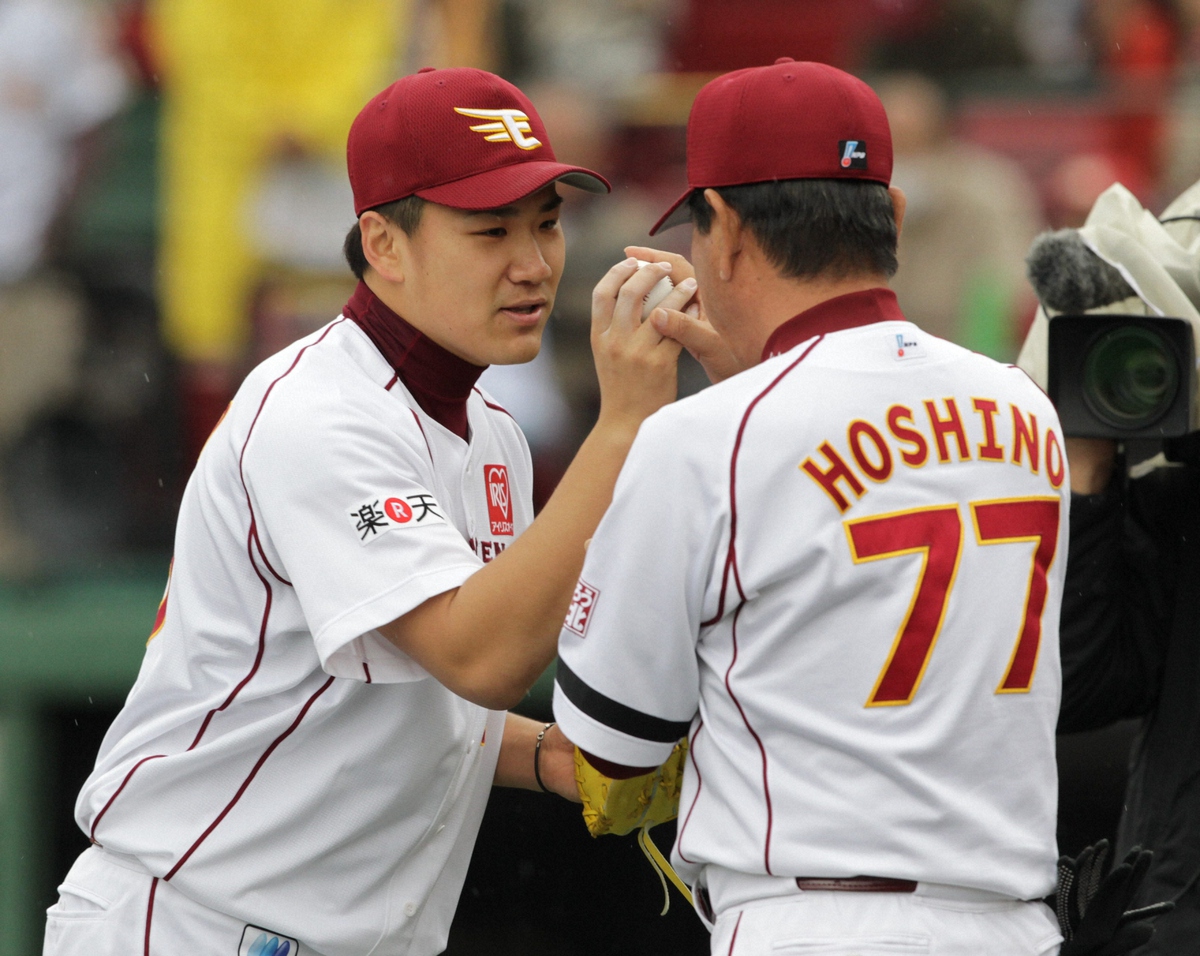 11年4月29日、完投勝利を果たした田中将は星野監督にウイニングボールを手渡す