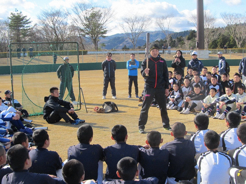 2016年、福島県の楢葉町で野球教室を行った内川聖一内野手（中央）