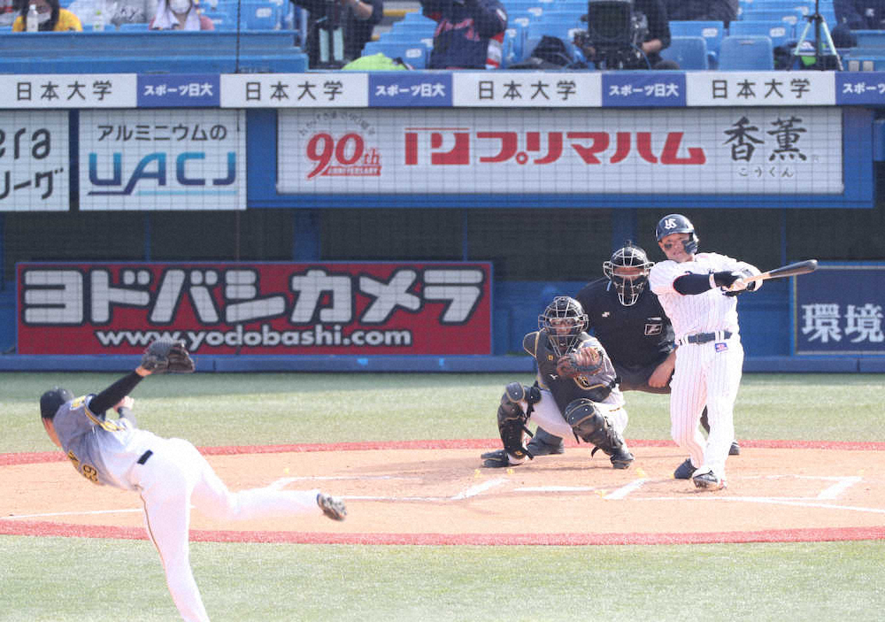 オープン戦＜ヤ・神＞　6回2死一塁、浜田は右中間へ本塁打を放つ　（撮影・平嶋　理子）　　　　　　　　　　　　　　　　　　　　　　　　　　　　　　　　　　　　　　　　　　　　　　