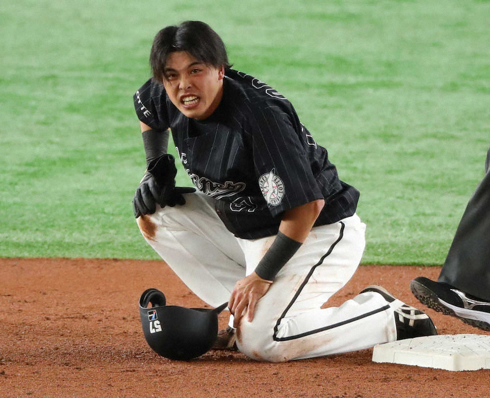 ロッテ・小川が途中交代　スライディングで右膝を痛める！？