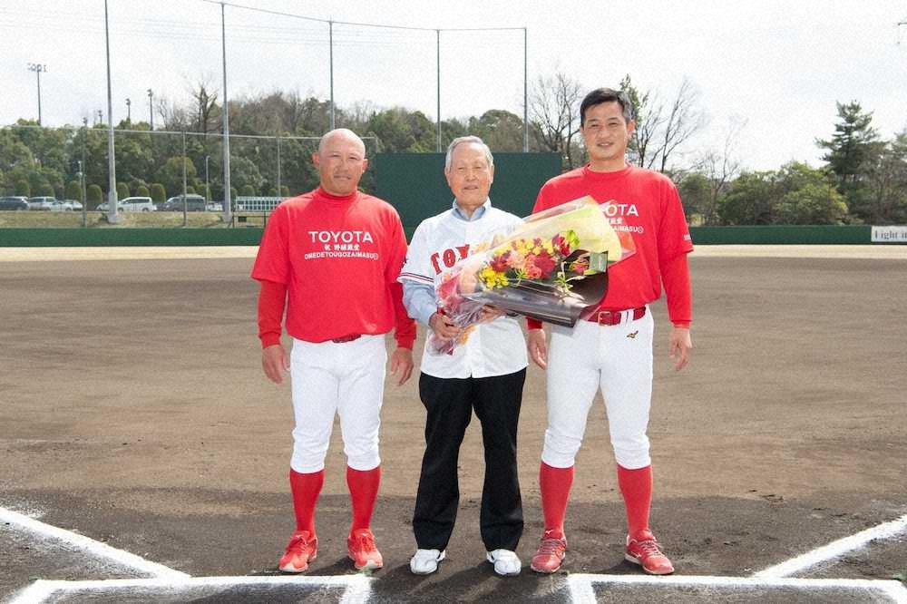両監督から花束を渡された川島勝司氏。右はトヨタ自動車・藤原航平監督