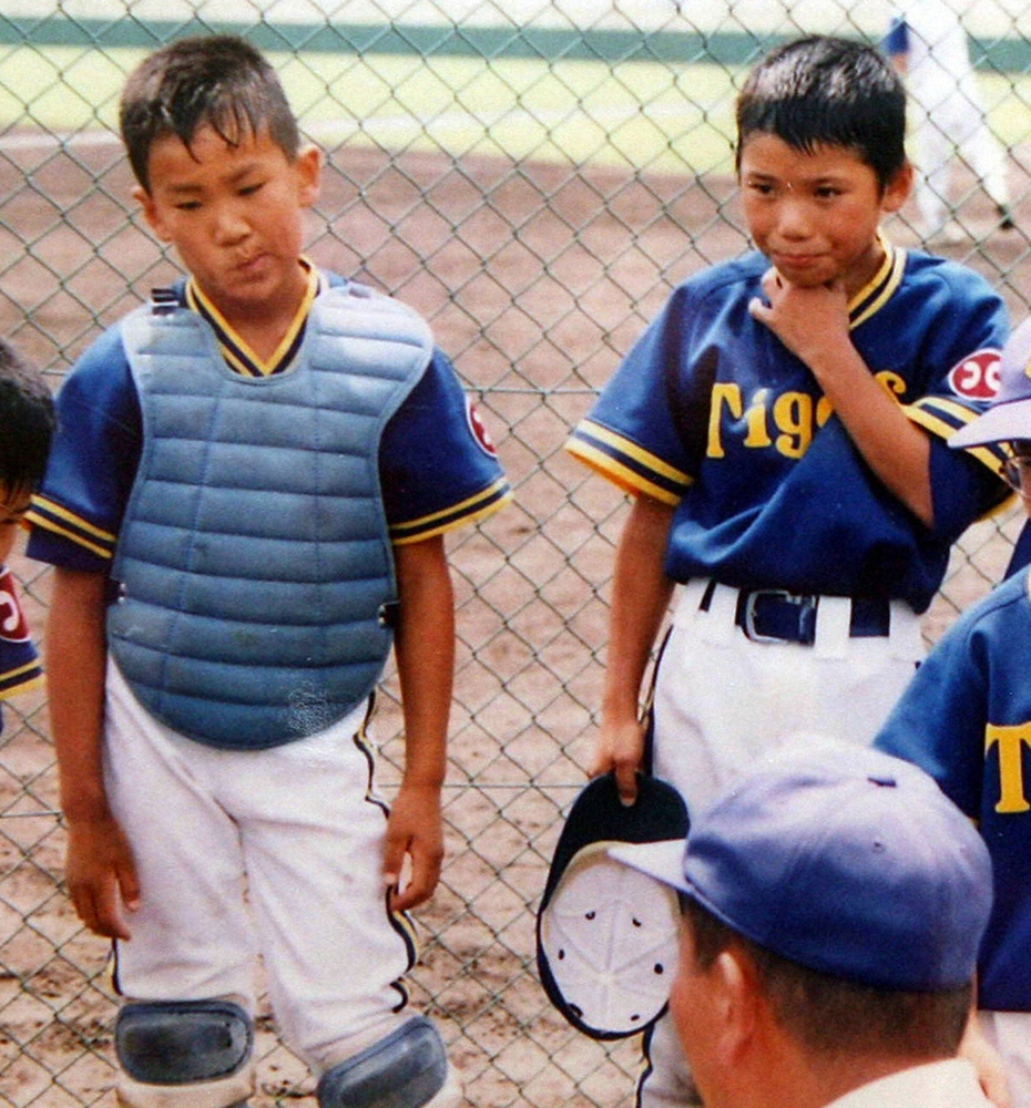 小学生時代、昆陽里タイガースでは捕手だった田中将（左）と坂本（提供写真）