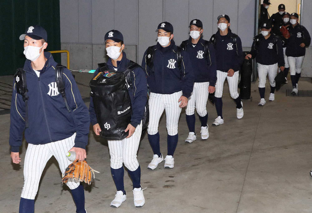 雨天練習を終え、阪神甲子園球場を出る八戸西の選手たち
