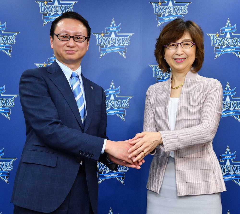 4月からDeNA・新社長に就任する木村洋太氏は南場オーナー（右）とガッチリ握手（球団提供）