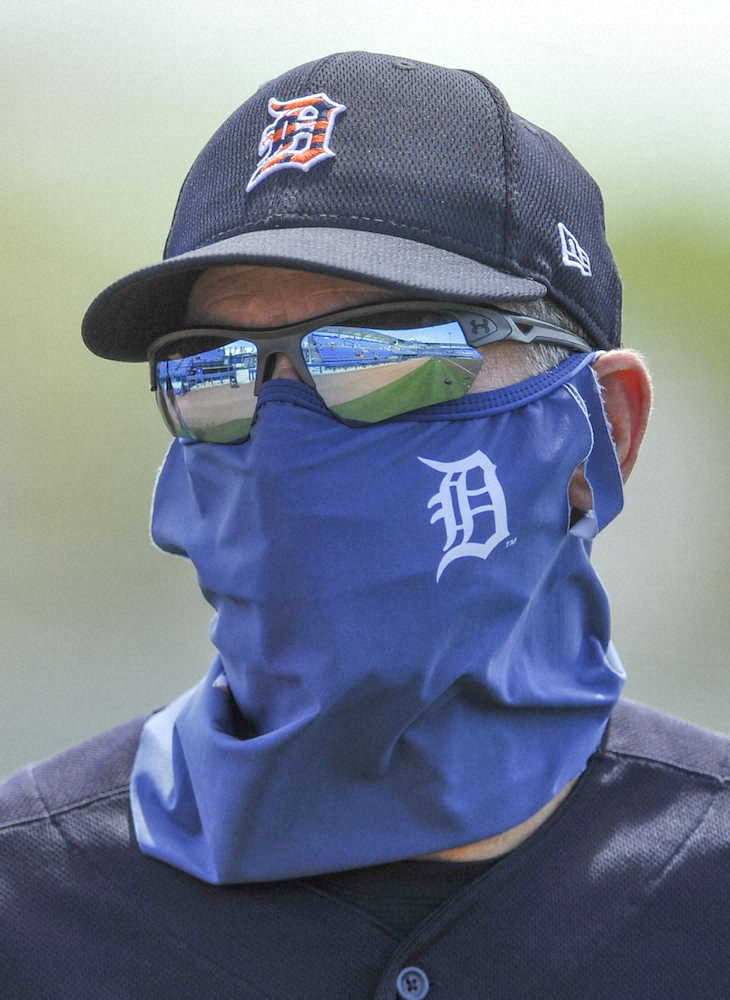 フェースマスクをしたタイガースのチップ・ヘイル三塁コーチ（AP）