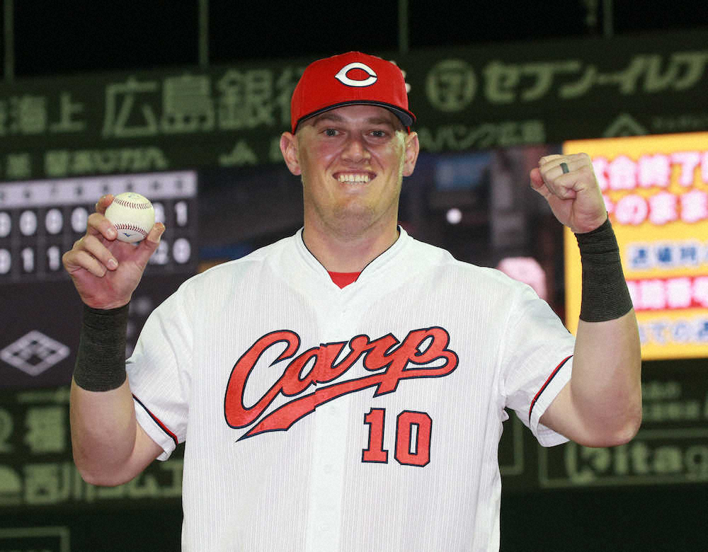 ＜広・神＞来日初本塁打を放った広島・クロンはボールを手に笑顔を見せる　（撮影・奥　調）