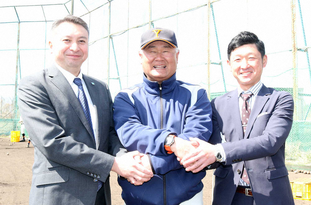 函館大有斗の古溝監督（中央）は沢田コーチ（左）、高田コーチと握手する
