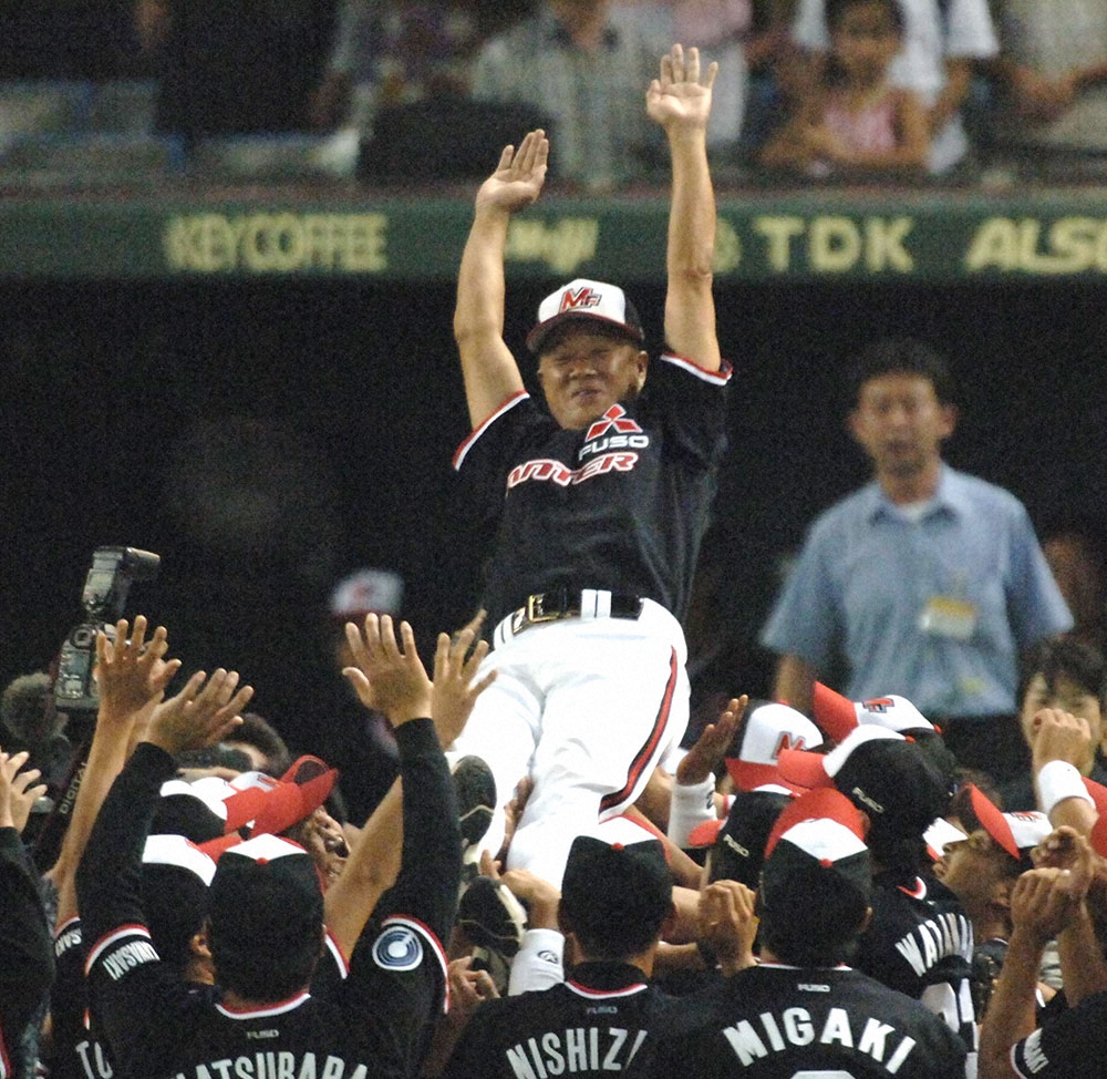2005年9月、都市対抗野球で優勝を飾り、胴上げされる三菱ふそう川崎の垣野多鶴監督