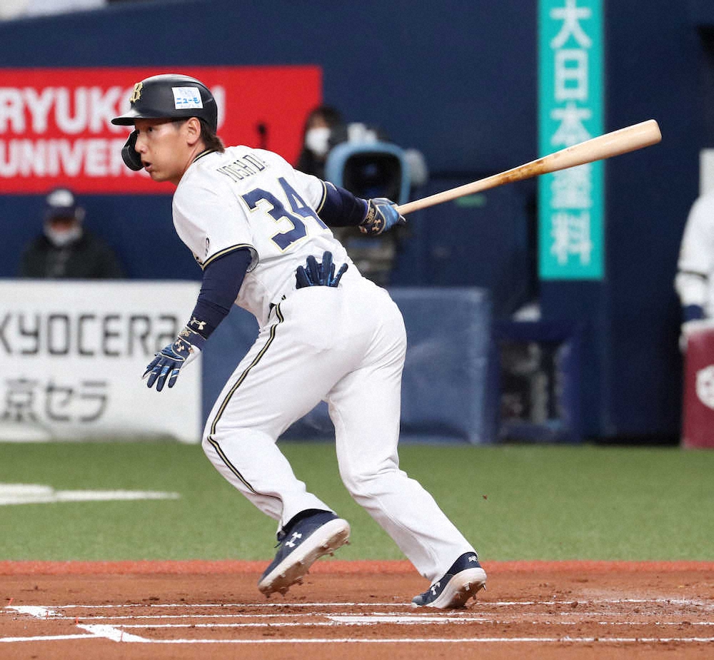 ＜オ・日（2）＞1回2死二塁、吉田正は左翼線に先制の適時二塁打を放つ　（撮影・奥　調）