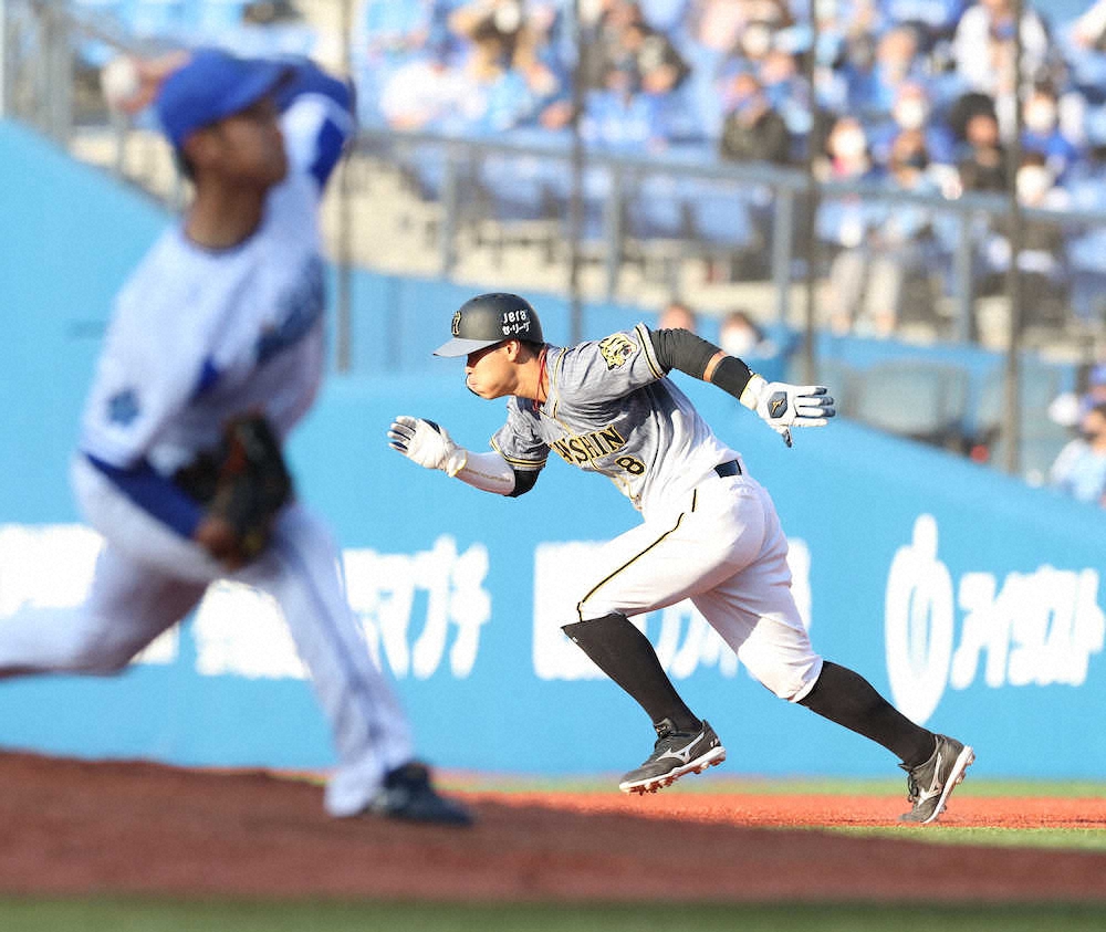 阪神・佐藤輝は「足」も武器なんです　今季2個目の盗塁決め、9回の3得点を「演出」