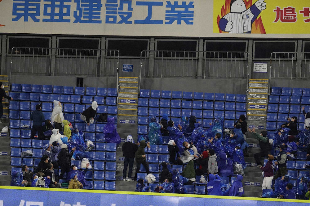 9日のDeNA戦で場外に消えた阪神・佐藤輝の打球を見上げる横浜スタジアム右中間席のファン（撮影・大森　寛明）