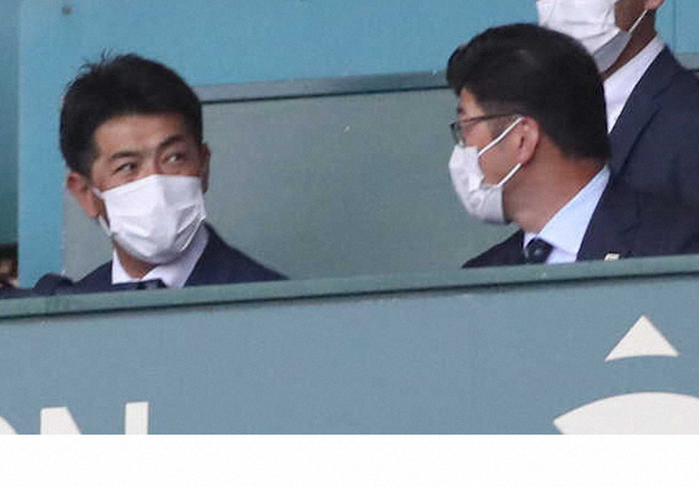 甲子園球場を訪れた侍ジャパンの稲葉監督（左）