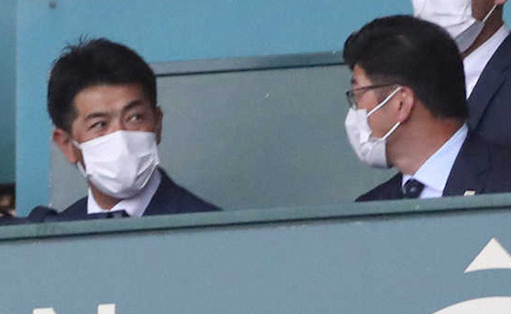 甲子園球場を訪れた稲葉日本代表監（左）