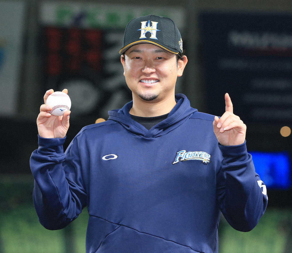 移籍後初勝利の池田はウイニングボールを手に笑顔を見せる（撮影・西尾　大助）