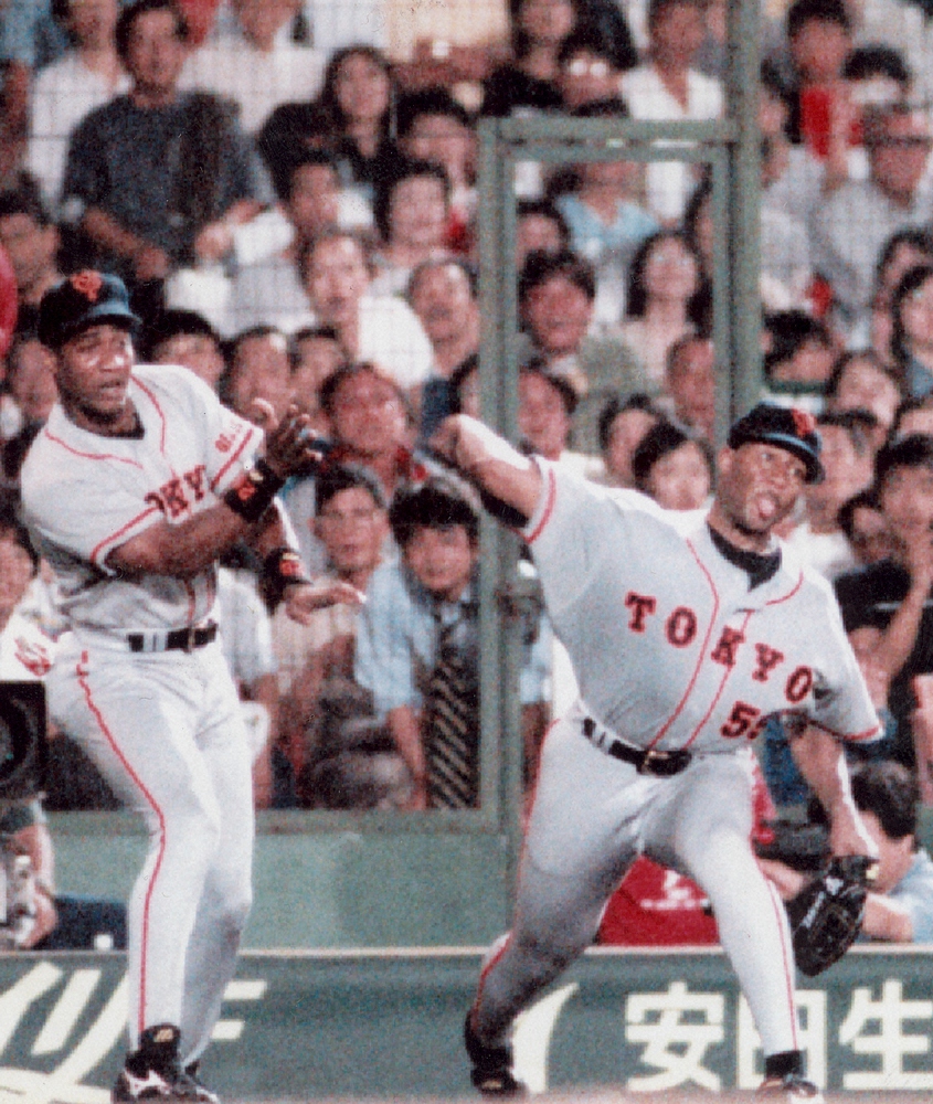 1998年7月31日、甲子園での阪神戦で球審にボールを投げつけ退場となった巨人ガルベス投手（右）