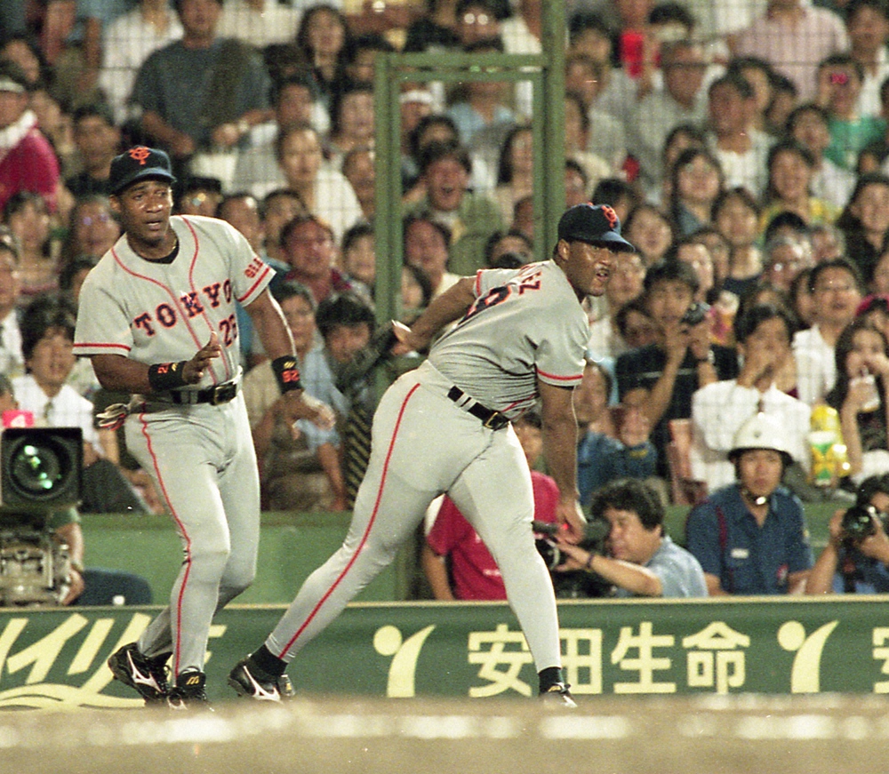 1998年7月31日、甲子園での阪神戦で球審にボールを投げつけ退場となった巨人ガルベス投手（右）
