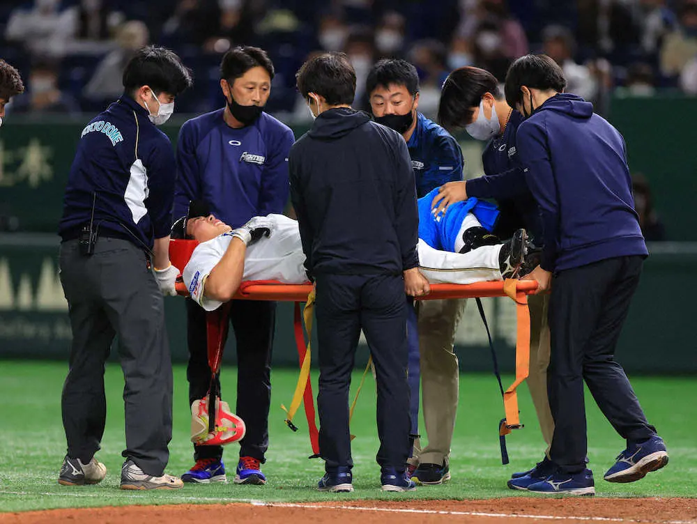 日本ハム・樋口が左膝に死球受け、担架で退場
