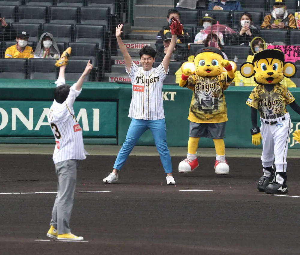 土佐兄弟が始球式に登場　阪神・佐藤輝とZポーズで“モノノフ”エール　「きょうも打つんじゃないか」