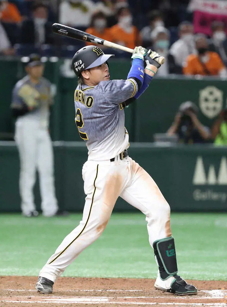 ＜巨・神＞7回2死満塁、阪神・梅野は右翼線適時二塁打を打つ　（撮影・西川祐介）