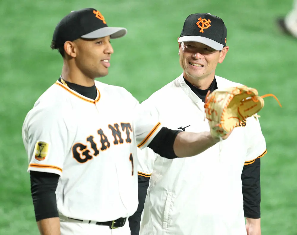 サンチェス（左）と笑顔で話す巨人の桑田投手チーフコーチ補佐
