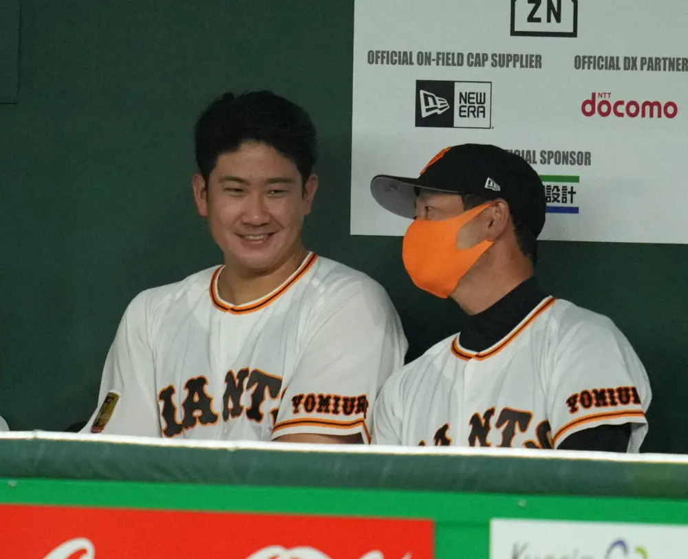 ベンチで菅野（左）と話す桑田コーチ