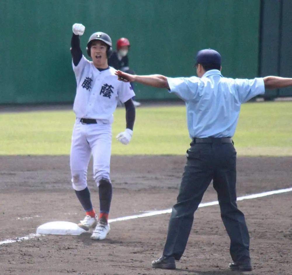 ＜藤蔭・東福岡＞5回に2点三塁打を放った高倉はガッツポーズ（左）