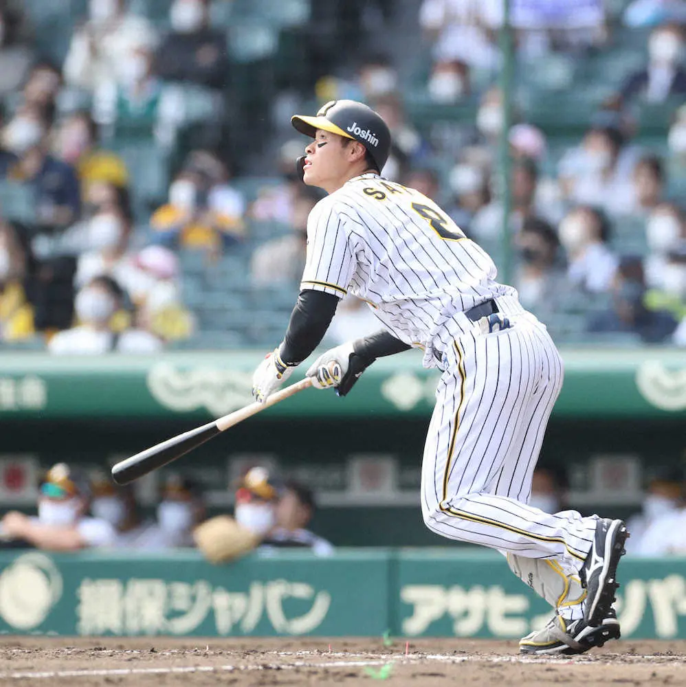阪神・佐藤輝の「初もの」は続く！　6回に二塁打を放ちプロ初の猛打賞