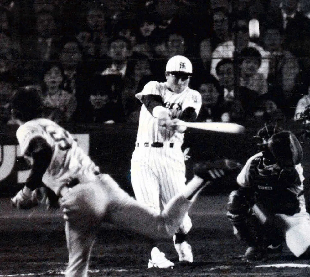 ＜祝2000試合！伝統の一戦お宝写真＞7回、読売ジャイアンツ（巨人）槙原寛己投手（左）からバックスクリーンに本塁打を放つ阪神タイガースの掛布雅之（1985年　4月17日　甲子園）