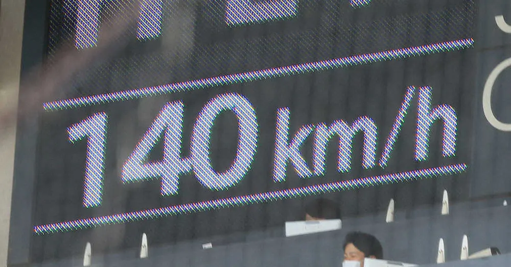 ＜ロ・西8＞始球式を行ったティモンディ・高岸宏行の球速は140キロ（撮影・尾崎　有希）
