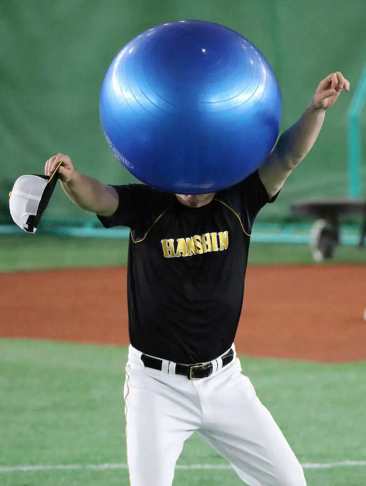 しっかり“見極めた”!!阪神・サンズ　四球からの決勝ホーム　試合前にバランスボールが頭にすっぽり