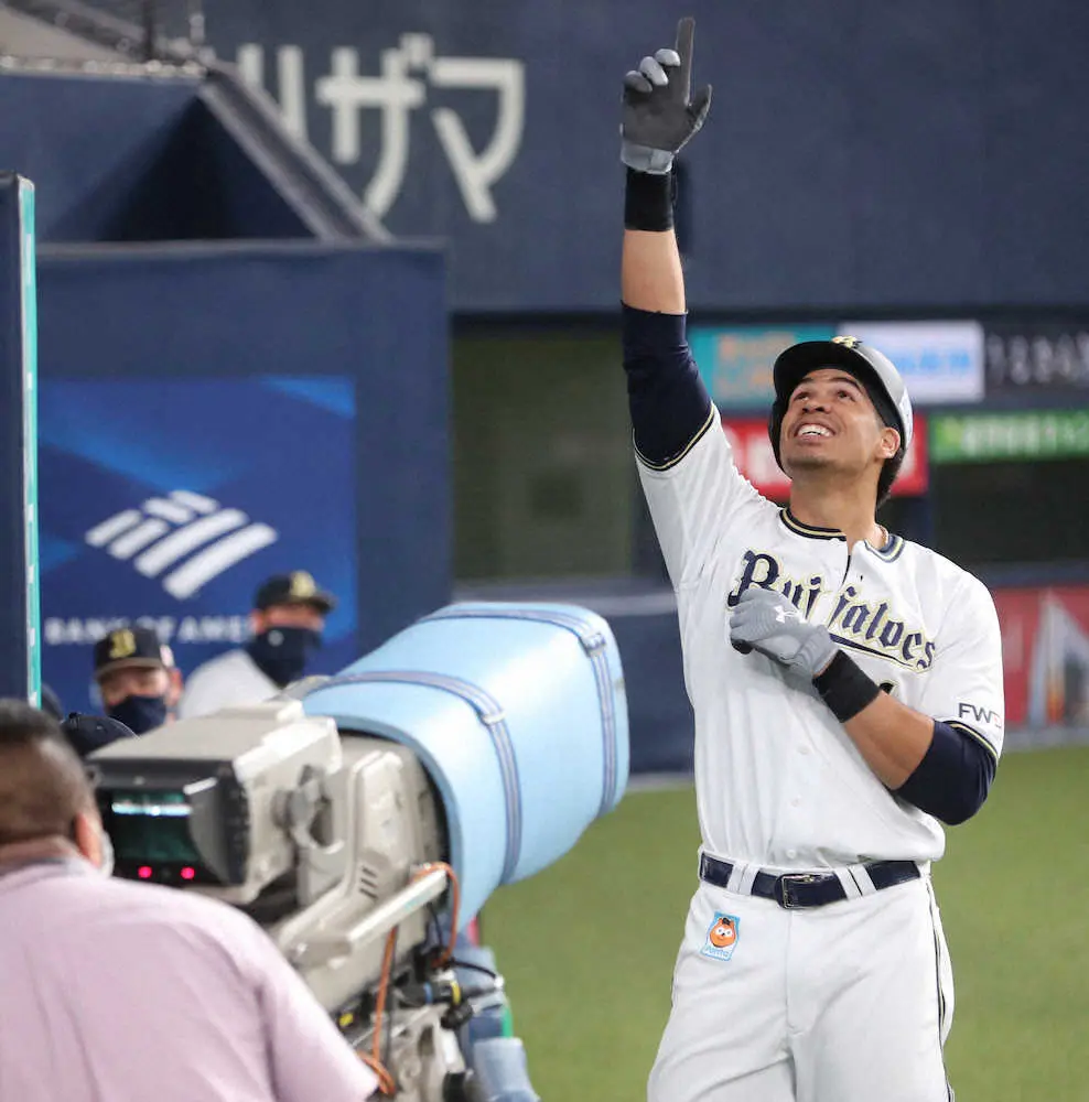 オリックス・モヤ　“モヤモヤ”吹き飛ばす今季初の豪快2発で4位浮上　ベンチ前でVサイン「完璧だった」