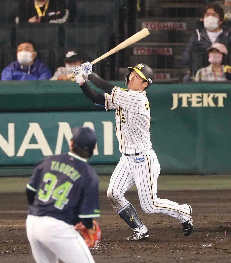 阪神・近本　先制弾で力投の西純に勝利投手の権利渡す