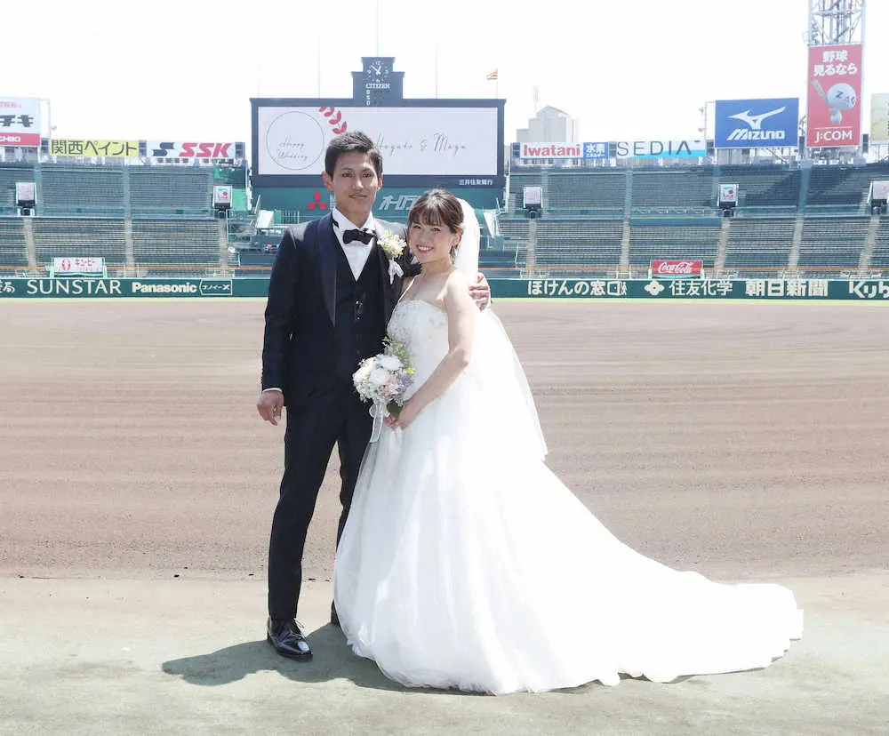 「ウェディングフォトサービス」に当選したカップルが甲子園球場で撮影にのぞむ（撮影・大森　寛明）