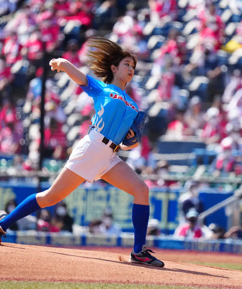 稲村亜美が始球式で95キロ、ワンバウンド投球も　リリーフカー登場に「涙が出そうなくらいうれしい」