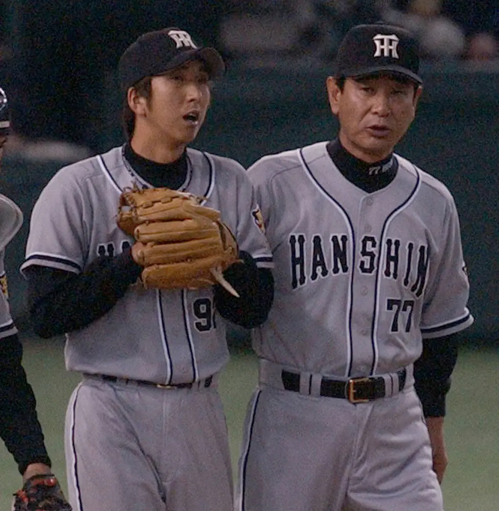 2003年、マウンド上で星野仙一監督（右）から激励される藤川球児