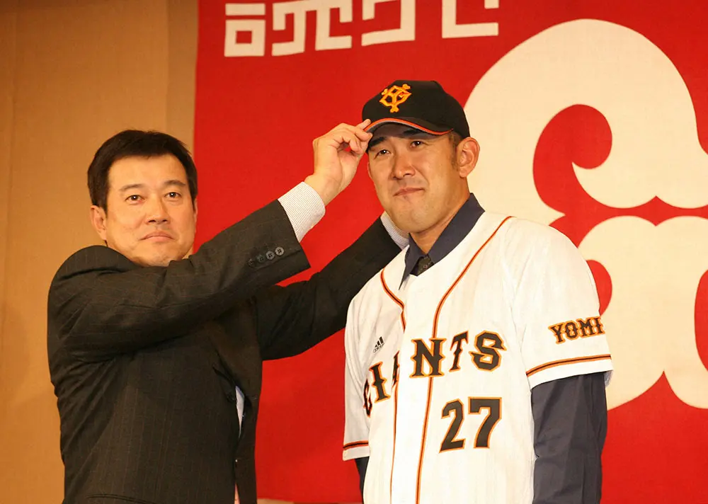 06年、巨人・原辰徳監督（左）に巨人の帽子をかぶらせてもらう横浜からFA宣言した門倉健投手