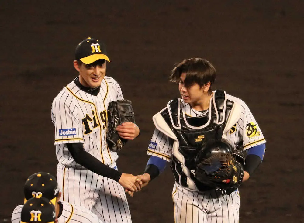 昨年11月11日、阪神最後のマウンドを終え梅野と握手を交わす能見（撮影・後藤　正志）