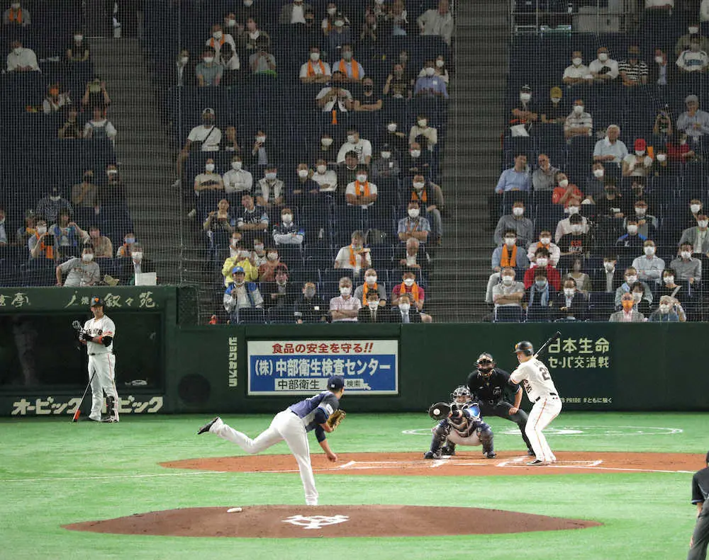 巨人・岡本和　試合中に三塁から“内海先輩”へ会釈　キャッチボール前の内海も応じる