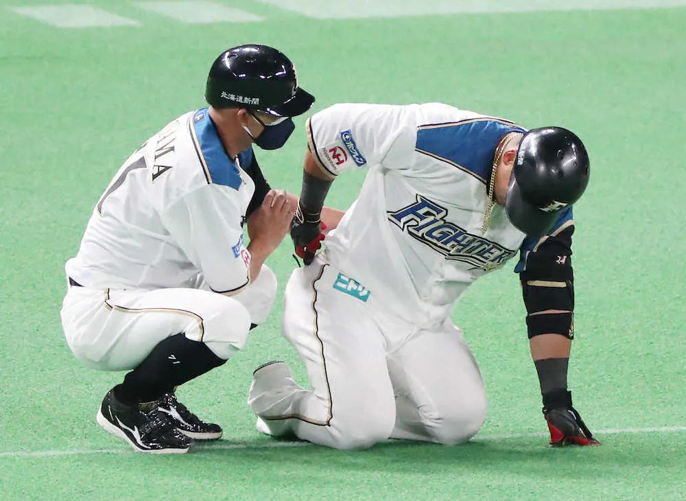 日本ハム・中田もアクシデント　一塁への走塁で右腰押さえ倒れこむ　担架で退場