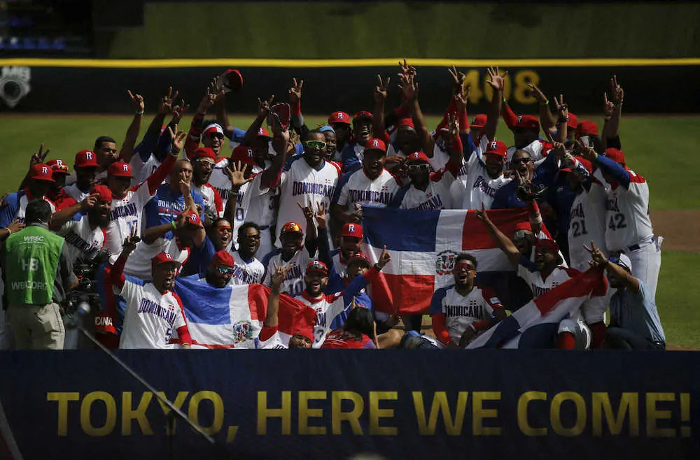 東京五輪出場を決め喜ぶドミニカ共和国の選手たち（AP）