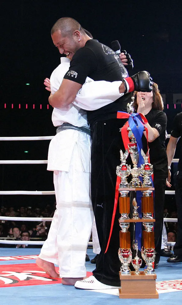 2006年12月31日、「Dynamite!!」で勝利した秋山成勲を抱きしめる清原和博氏