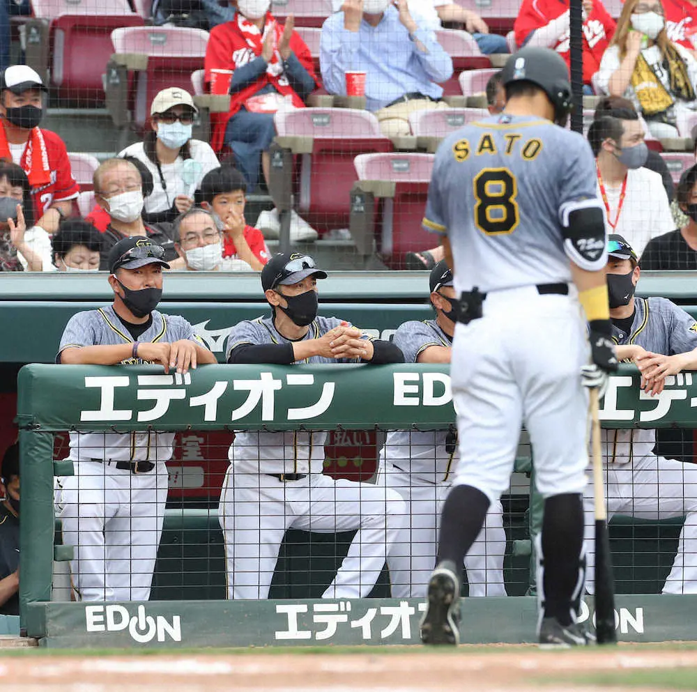 阪神・佐藤輝が「不名誉」プロ野球タイ記録　1試合5三振　9回1死満塁の逆転機でもバットが空を切る
