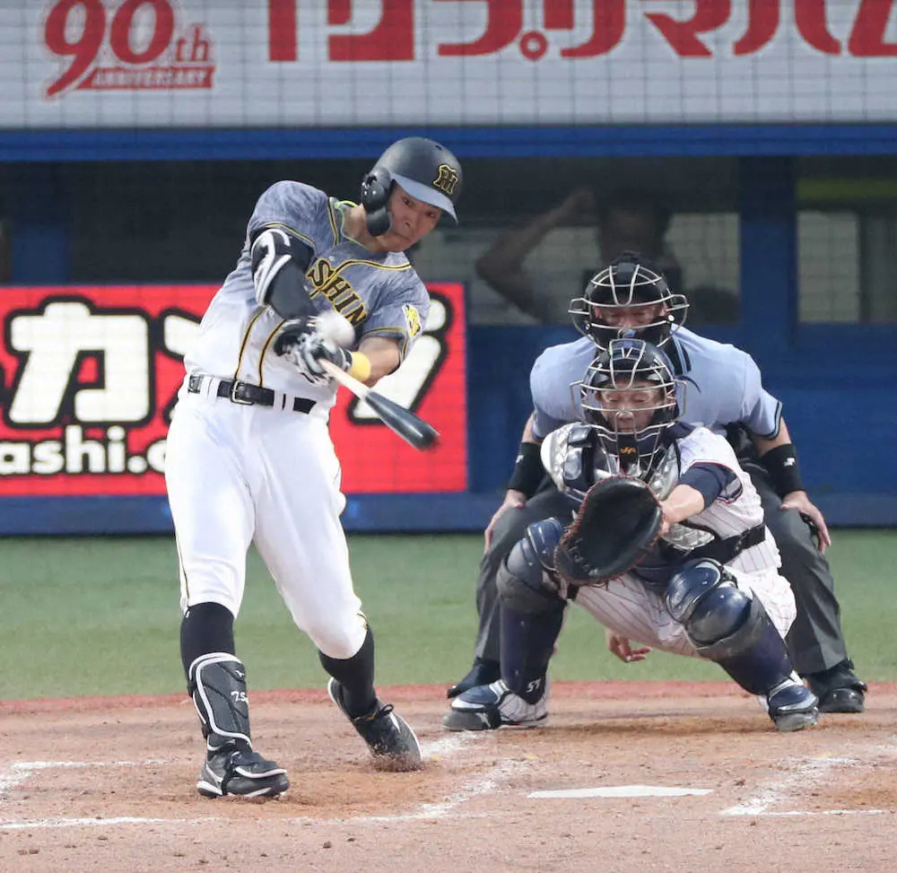 阪神・佐藤輝　「汚名返上」の適時二塁打で追加点　4日の広島戦で5三振の屈辱　