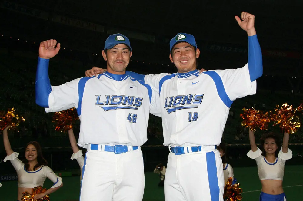 06年4月、お立ち台で松坂（右）とG・G・佐藤は笑顔でガッツポーズ