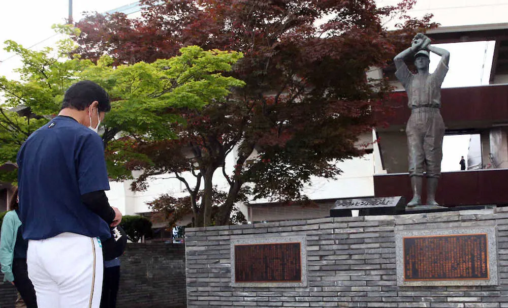 日本ハム・栗山監督　球場の前のスタルヒン像にあいさつ