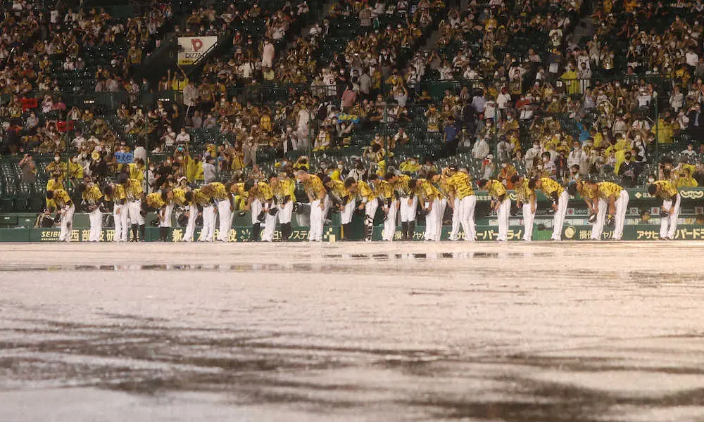 【画像・写真】【内田雅也の追球】甲子園の魔物が明暗を分けた　跳ねないゴロを捕った阪神、後逸した巨人