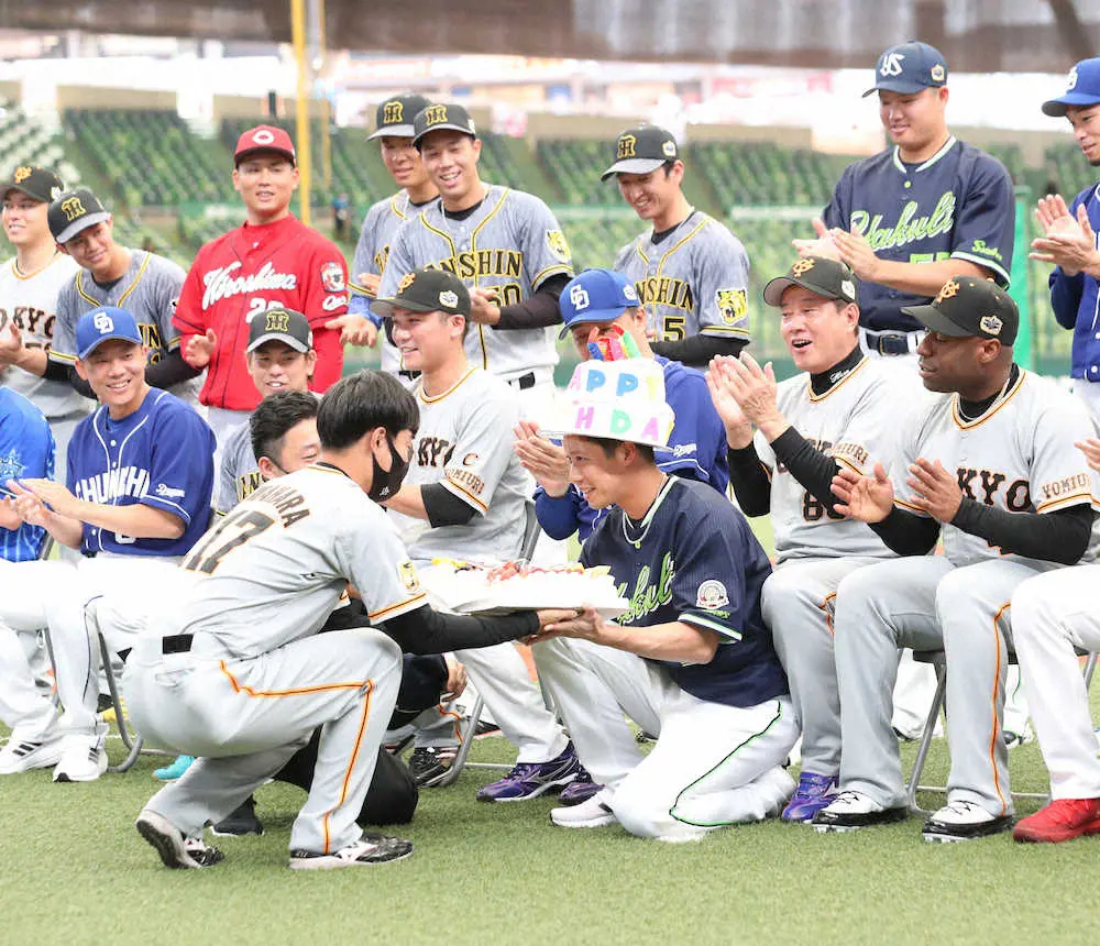 ヤクルト山田哲人にサプライズ　バックスクリーンに「HAPPY　BIRTHDAY」　ケーキで祝福